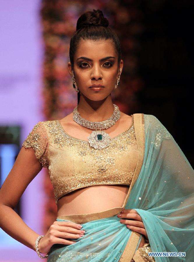 A model presents a set of jewellery during the India International Jewellery Week 2013 (IIJW) in New Delhi, India, April 13, 2013. (Xinhua/Partha Sarkar)