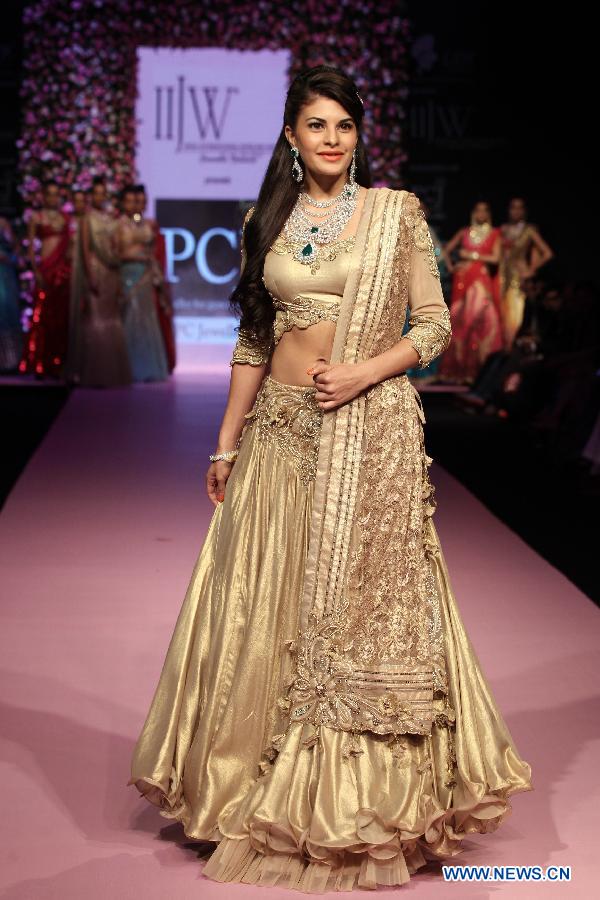 Actress Jacquelline Fernandez presents a set of jewellery during the India International Jewellery Week 2013 (IIJW) in New Delhi, India, April 13, 2013. (Xinhua/Partha Sarkar)