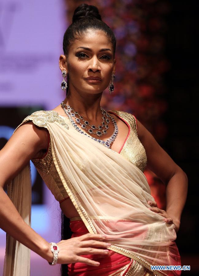 A model presents a set of jewellery during the India International Jewellery Week 2013 (IIJW) in New Delhi, India, April 13, 2013. (Xinhua/Partha Sarkar)