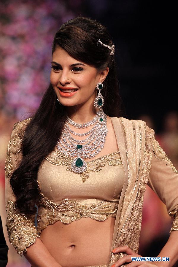 Actress Jacquelline Fernandez presents a set of jewellery during the India International Jewellery Week 2013 (IIJW) in New Delhi, India, April 13, 2013. (Xinhua/Partha Sarkar)