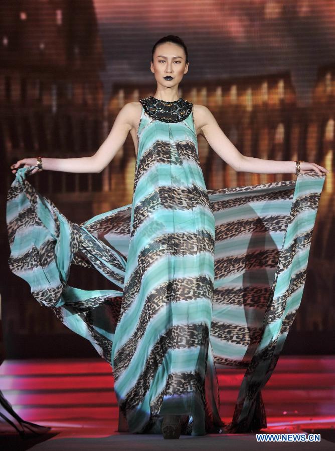 A model presents a creation by Chinese designer Qi Gang in Beijing, capital of China, April 13, 2013. (Xinhua/Wang Jingguang)