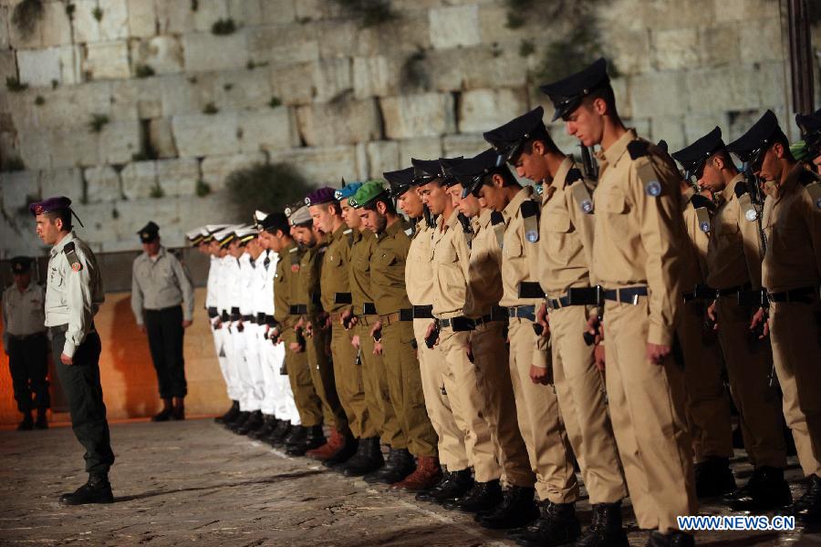 Israeli soldiers mourn during the ceremony marking Memorial Day at the Western Wall in Jerusalem at night of April 14, 2013. Israel commemorated its fallen soldiers on Memorial Day, which began on Sunday night. (Xinhua/JINIPIX) 