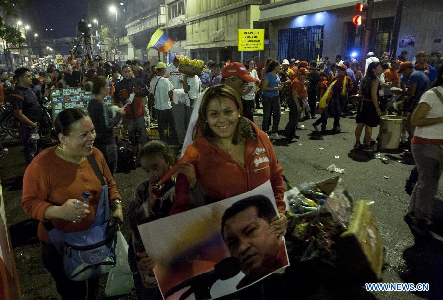 Supporters of Venezuelan acting President Nicolas Maduro celebrate his victory in Caracas, capital of Venezuela, on April 14, 2013. Venezuelan acting President Nicolas Maduro narrowly won the presidential election with 50.66 percent of the votes, National Electoral Council's President Tibisay Lucena said on Sunday. (Xinhua/Zhang Jiayang)