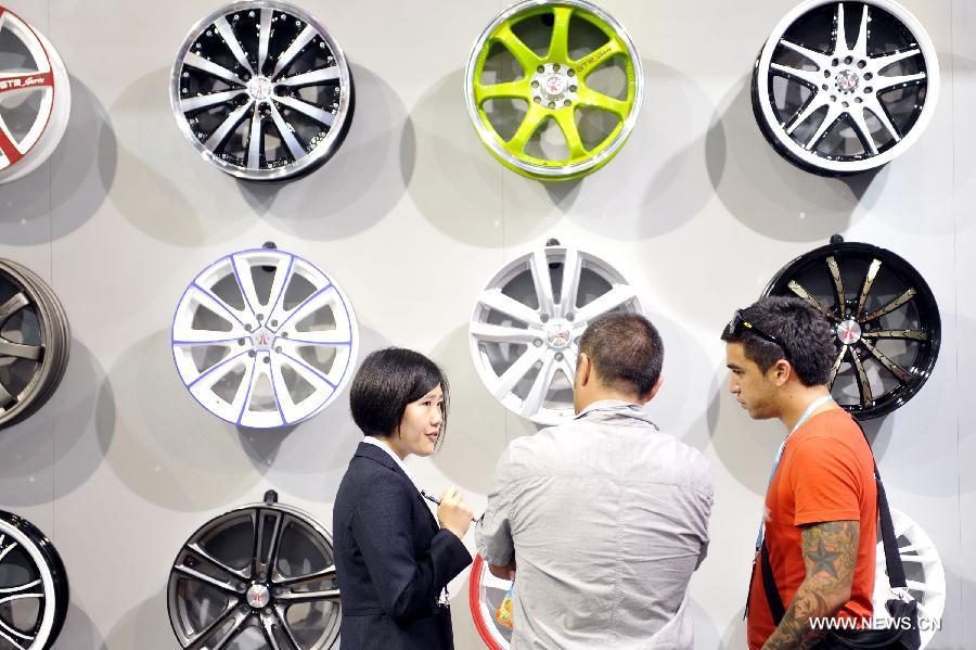 Exhibitors and businessmen talk during the 113th China Import and Export Fair in Guangzhou, capital of south China's Guangdong Province, April 15, 2013. The three-week 113th China Import and Export Fair kicked off here on Monday. (Xinhua/Liang Xu)