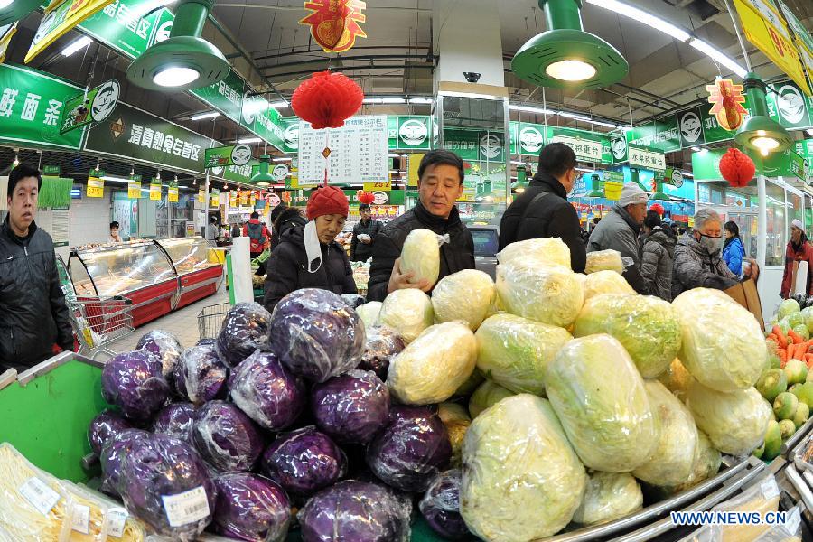 Consumers select vegetable at a super market in Yinchuan, capital of northwest China's Ningxia Hui Autonomous Region, Jan. 23, 2013. China's gross domestic product (GDP) growth unexpectedly slowed to 7.7 percent in the first quarter of 2013, down from 7.9 percent during the final quarter of 2012, data from the National Bureau of Statistics (NBS) showed on April 15, 2013. (Xinhua/Peng Zhaozhi) 