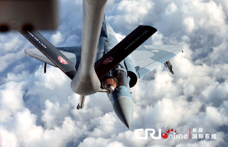 French Rafale fighter refueling in the air (Photo: cri.cn)