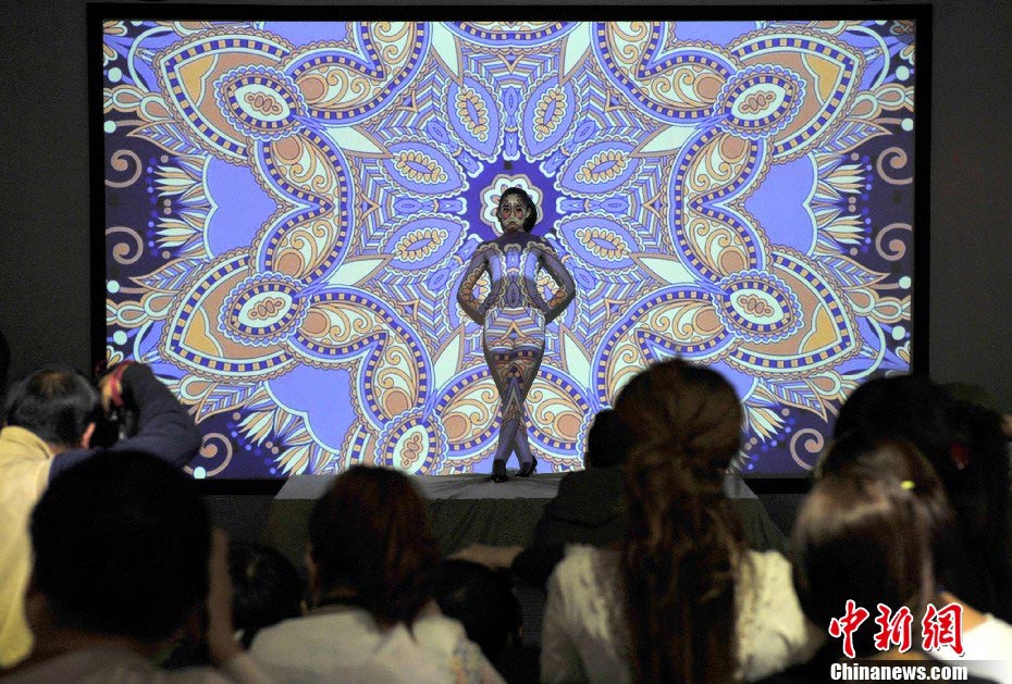 A light and shadow "body painting" show is held in Taiyuan, N China's Shanxi Province, April 13, 2013. Colorful light and shadow created incredible paintings on human bodies, attracting photography fans to a beautiful art world. (chinanews.com/Wei Liang)