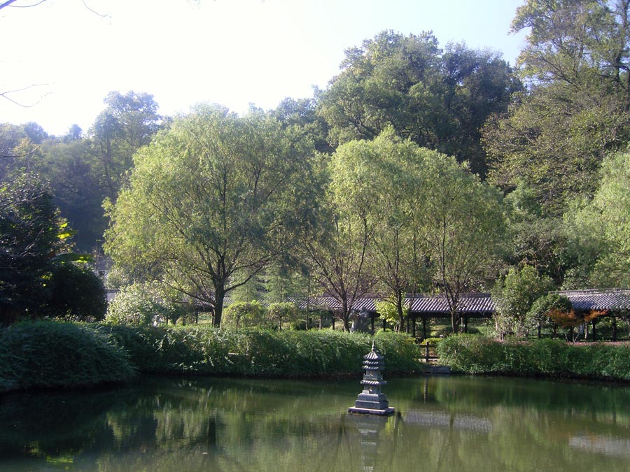 Photo shows the beautiful scenery in Jiangwan Village of Wuyuan County, east China's Jiangxi Province. Wuyuan County is known as China's most beautiful countryside. It is one of the birth places of Huizhou Culture. The main attraction in Wuyuan is the sea of rapeseed flowers, which extends as far as the eye can see. Besides natural beauty, the county is also known for its glorious history. It has at least 50 old villages that have remained almost unchanged over the last century. (China.org.cn/Zhou Shasha)