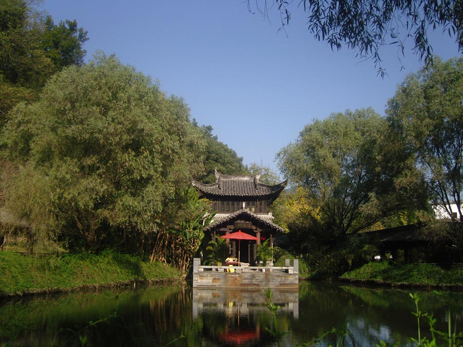 Photo shows the beautiful scenery in Jiangwan Village of Wuyuan County, east China's Jiangxi Province. Wuyuan County is known as China's most beautiful countryside. It is one of the birth places of Huizhou Culture. The main attraction in Wuyuan is the sea of rapeseed flowers, which extends as far as the eye can see. Besides natural beauty, the county is also known for its glorious history. It has at least 50 old villages that have remained almost unchanged over the last century. (China.org.cn/Zhou Shasha)