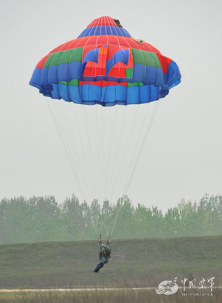 Landing safely. (China Military Online/Liu Jilu)