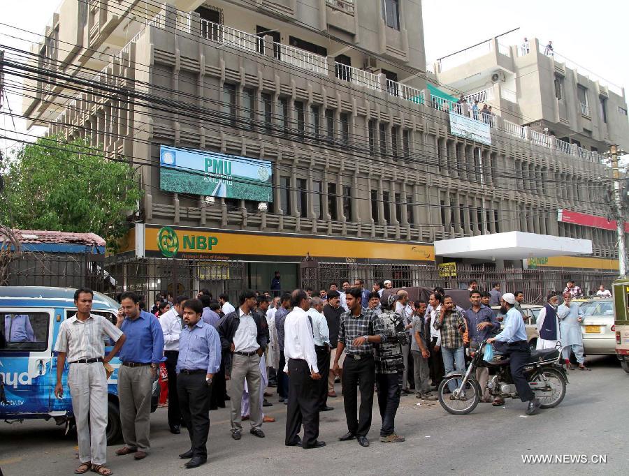 People evacuate from buildings after a severe earthquake hit the area in southern Pakistani port city of Karachi, April 16, 2013. At least five people were injured when a strong earthquake measuring 7.9 at Richter scale rocked parts of Pakistan's southern Sindh and southwest Balochistan provinces on Tuesday afternoon, local Urdu TV Geo reported. (Xinhua/Arshad) 