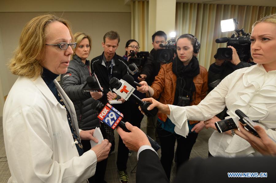 Dr. Tracey Dechert (L) introduces medical measures for injured Chinese student Zhou Danling and other injured people at the Boston Medical Center in Boston, the United States, April 16, 2013. Chinese student Zhou Danling, who was injured during the Boston marathon blasts, turned into better condition from critical one after receiving two surgeries. (Xinhua/Wang Lei) 