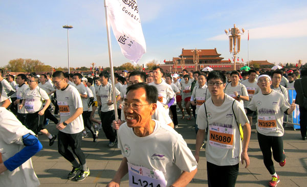 Runners charge through Tiananmen Square for the 2013 International Running Festival. (CRIENGLISH.com/William Wang)