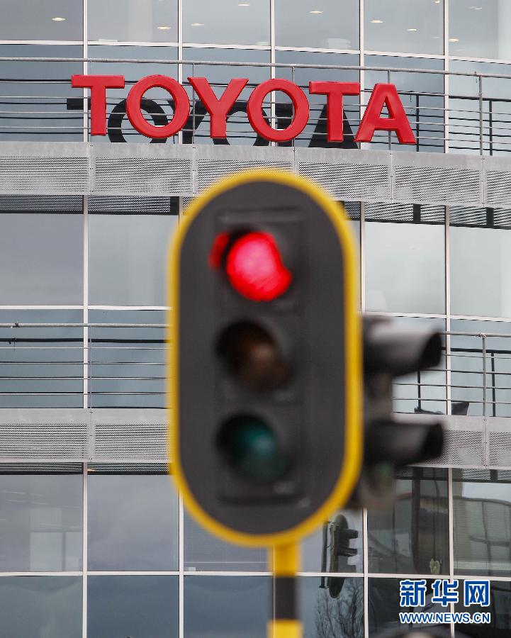 The traffic light in on in front of the logo of Toyota Motor in Brussels, the capital of Belgium, on April 11. Because of the design defect of air bag restraint system, the main automobile manufactures in Japan recall 2.92 million vehicles world wide. Recalled vehicles include Toyota, Nissan, Honda and Mazda. (Xinhua/Zhou Lei)