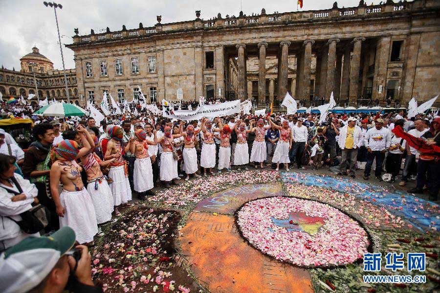 People gather at a downtown square to support a peace talk of the government with anti-government arms in Bogota, capital of Columbia, on April 9. (Xinhua Photo) 