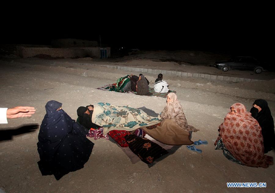 People are seen on a street after an earthquake in Saravan city, southeast Iran, on April 16, 2013. A massive earthquake hit Saravan city in Iran's southeastern Sistan and Baluchestan province at 15:14 (1044 GMT) on Tuesday. Casualties given by sources have been in contradiction. (Xinhua/Mehr News Agency/Hamid Sadeghi) 