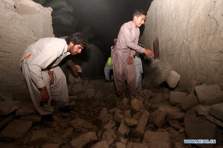 People search through the rubble after an earthquake in Saravan city, southeast Iran, on April 16, 2013. A massive earthquake hit Saravan city in Iran's southeastern Sistan and Baluchestan province at 15:14 (1044 GMT) on Tuesday. Casualties given by sources have been in contradiction. (Xinhua/Mehr News Agency/Hamid Sadeghi) 