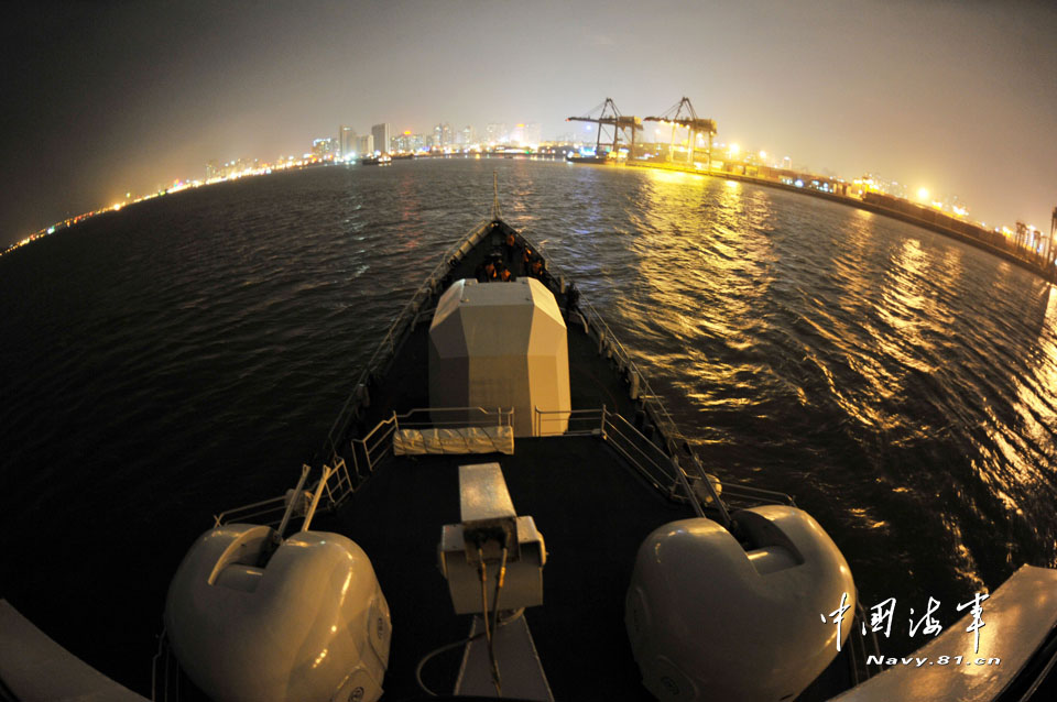 Warships of the South Sea Fleet of the Navy of the Chinese People's Liberation Army (PLA) conducted a live-ammunition fire drill in a certain sea area under the conditions of informationization in mid April. (navy.81.cn/Cao Haihua, Zhao Changhong)