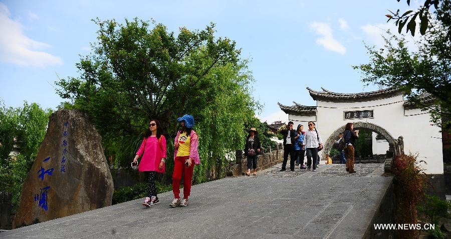 People visit the ancient townlet Heshun in Tengchong County, southwest China's Yunnan Province, April 16, 2013. The townlet, featuring time-honored temples and houses, is located three kilometers away from the county seat of Tengchong, where live 6,000 people. (Xinhua/Qin Lang)