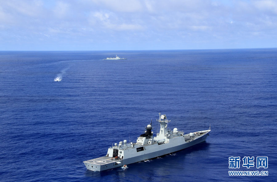 The small boat is sailing rapidly to the "Hengshui" warship which simulates a merchant ship. (Xinhua/Yang Lei)