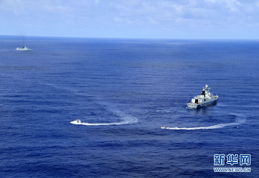 The small boat is going back to the "Lanzhou" warship after completing the boarding-and-catching training. (Xinhua/Yang Lei)