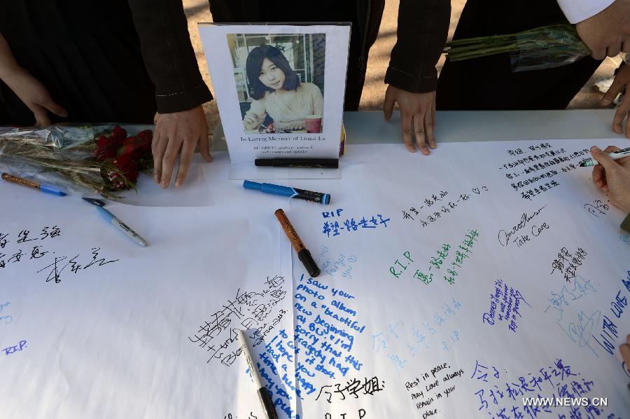 Students sign their names to express condolence to the Chinese victim in Boston Marathon blasts at Boston University in Boston, the United States, April 17, 2013. (Xinhua/Wang Lei) 