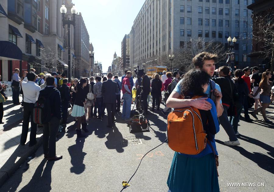 A couple hug each other at the site of Boston Marathon blasts in Boston, the United States, April 17, 2013. (Xinhua/Wang Lei) 