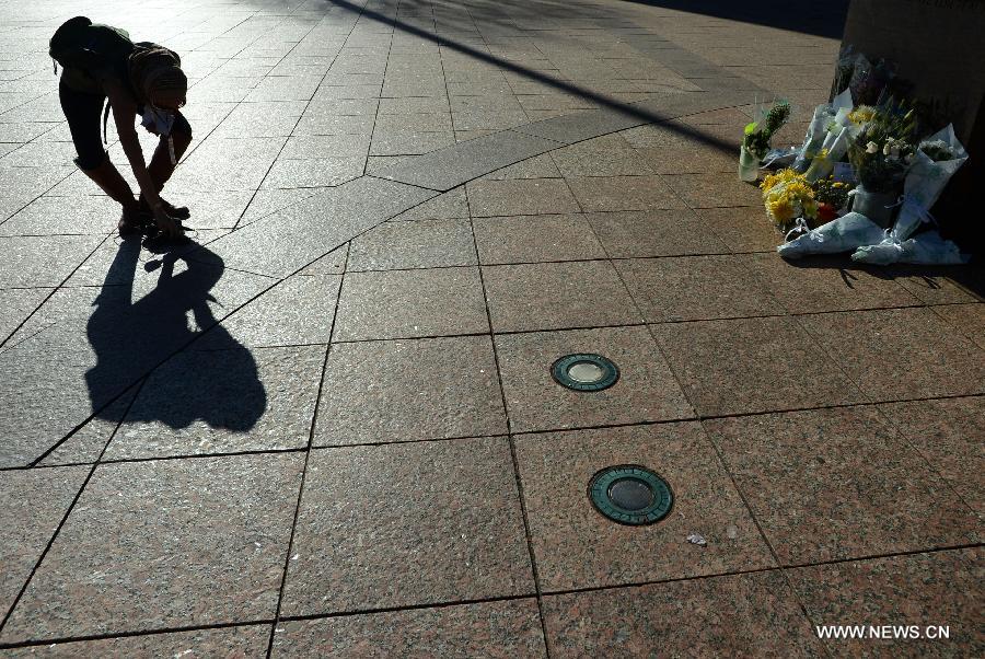 A journalist attends a mourning event for the Chinese victim in Boston Marathon blasts at Boston University in Boston, the United States, April 17, 2013. (Xinhua/Wang Lei) 