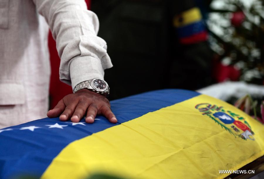 Image provided by the Hugo Chavez Campaign Command shows Venezuelan President-elect Nicolas Maduro (L) taking part in the funeral of a person who died during the clashes after the presidential election, in the municipality of Baruta April 17, 2013. (Xinhua/Hugo Chavez Campaign Command) 