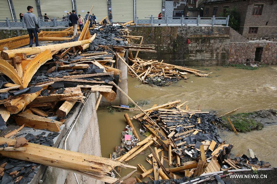 Photo taken on April 18, 2013 shows the messy scene after tornado and hailstorm hit Zhenyuan County, southwest China's Guizhou Province. The county was hit by tornado and hailstorm on Wednesday night with houses wrecked and vehicles smashed by fallen trees. (Xinhua)