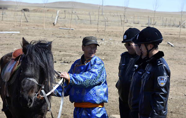 A herdsman helps local rangers with equestrian skills at Zhenglanqi railway station in Xilinhot, North China’s Inner Mongolia autonomous region on April 16. (Photo/Xinhua)