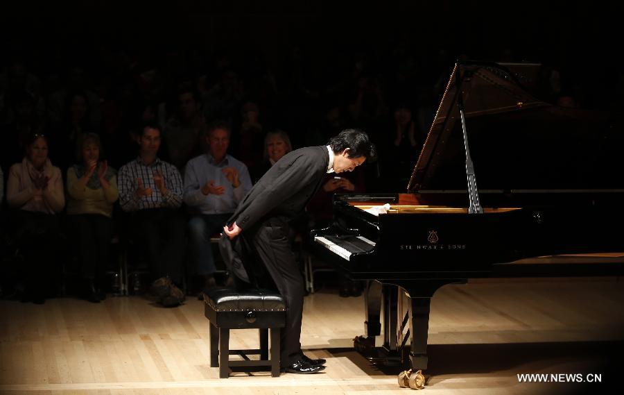 Chinese classic pianist Li Yundi prepares to perform in his recital at the Royal Festival Hall in London, capital of Britain, April 18, 2013. Li Yundi held a piano recital in London on Thursday. (Xinhua/Wang Lili)