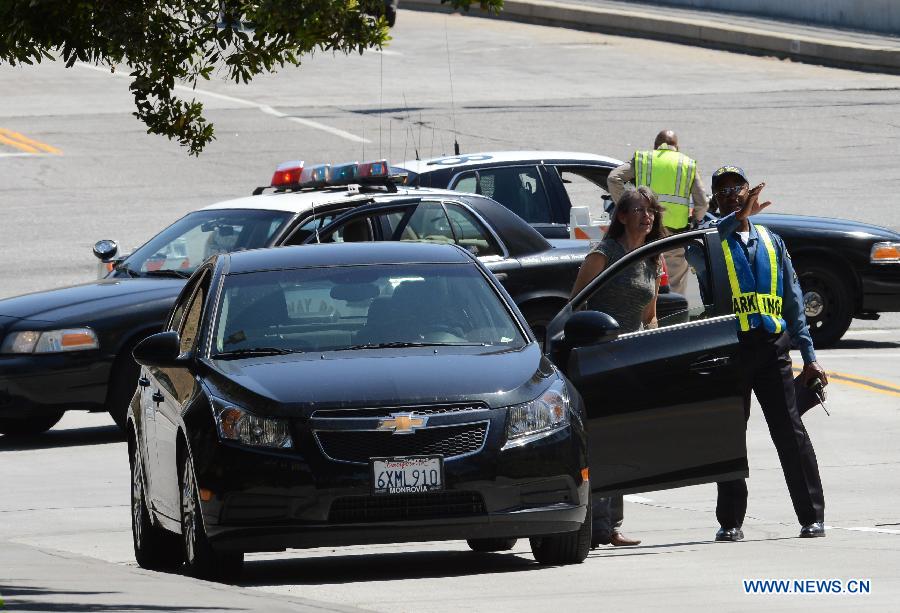 Police patrol at the neighbourhood of the campus of the California State University Los Angeles (CSULA) in Los Angeles, April 18, 2013. The campus of the California State University Los Angeles (CSULA) is being evacuated Thursday due to a bomb threat. The CSULA announced the evacuation around noon, through loud speakers on the campus and Twitter, as a precaution, but did not provide additional information. Most of students and staff have been evacuated. (Xinhua/Yang Lei) 