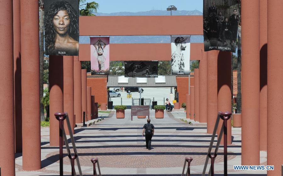 A student walks in the campus of the California State University Los Angeles (CSULA) in Los Angeles, April 18, 2013. The campus of the California State University Los Angeles (CSULA) is being evacuated Thursday due to a bomb threat. The CSULA announced the evacuation around noon, through loud speakers on the campus and Twitter, as a precaution, but did not provide additional information. Most of students and staff have been evacuated. (Xinhua/Yang Lei) 