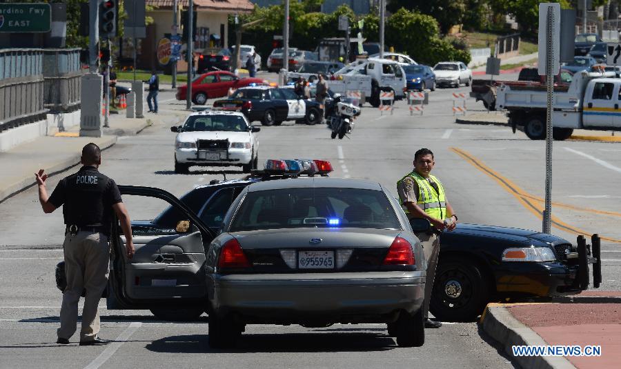 Police patrol at the neighbourhood of the campus of the California State University Los Angeles (CSULA) in Los Angeles, April 18, 2013. The campus of the California State University Los Angeles (CSULA) is being evacuated Thursday due to a bomb threat. The CSULA announced the evacuation around noon, through loud speakers on the campus and Twitter, as a precaution, but did not provide additional information. Most of students and staff have been evacuated. (Xinhua/Yang Lei) 