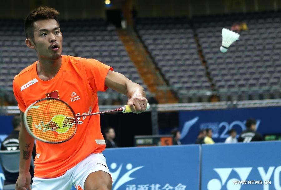 China's Lin Dan hits a return during the men's singles third round match against Kazumasa Sakai of Japan at the Badminton Asia Championships in Taipei, southeast China's Taiwan, on April 18, 2013. Lin won 2-1. (Xinhua/Xie Xiudong) 