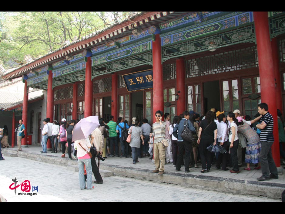 Located at the northern foot of Lishan Mountain, 30 kilometers from Xi'an, Huaqing Hot Spring is famous for its amazing spring scenery and the romantic love story of the owner and his favorite concubine. The garden was built by Emperor Xuanzong (685-762) during the Tang Dynasty (618-907) near hot springs at the foot of the mountain so he could frolic with his favorite concubine, Yang Guifei. During his reign, the emperor spent a large sum of his funds to build a luxurious palace, reflecting the prosperity of the Tang Dynasty. (China.org.cn)