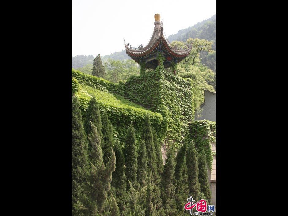 Located at the northern foot of Lishan Mountain, 30 kilometers from Xi'an, Huaqing Hot Spring is famous for its amazing spring scenery and the romantic love story of the owner and his favorite concubine. The garden was built by Emperor Xuanzong (685-762) during the Tang Dynasty (618-907) near hot springs at the foot of the mountain so he could frolic with his favorite concubine, Yang Guifei. During his reign, the emperor spent a large sum of his funds to build a luxurious palace, reflecting the prosperity of the Tang Dynasty. (China.org.cn)