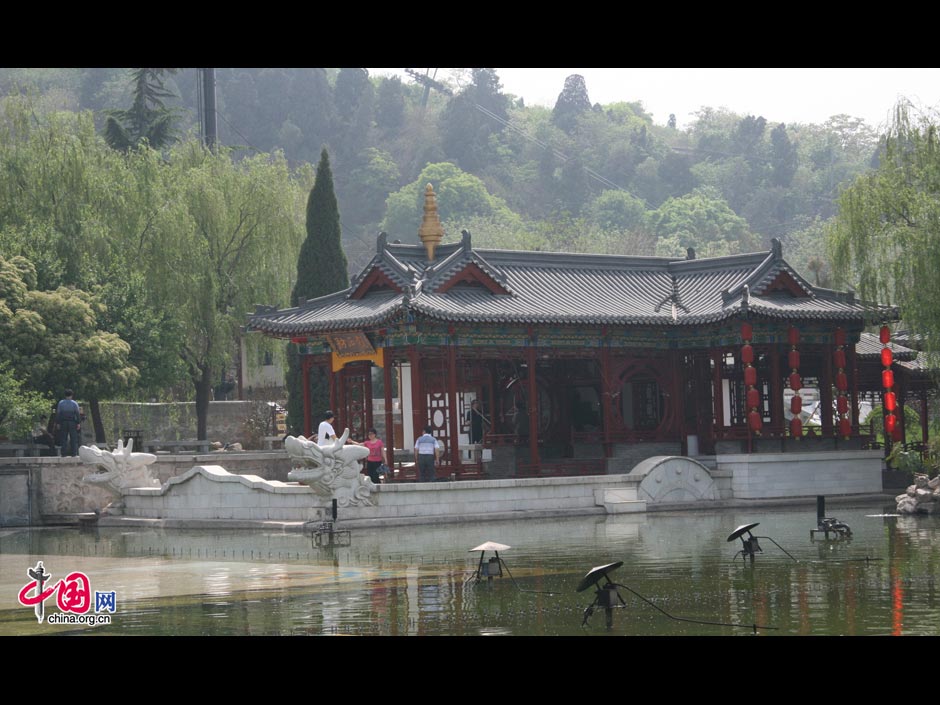 Located at the northern foot of Lishan Mountain, 30 kilometers from Xi'an, Huaqing Hot Spring is famous for its amazing spring scenery and the romantic love story of the owner and his favorite concubine. The garden was built by Emperor Xuanzong (685-762) during the Tang Dynasty (618-907) near hot springs at the foot of the mountain so he could frolic with his favorite concubine, Yang Guifei. During his reign, the emperor spent a large sum of his funds to build a luxurious palace, reflecting the prosperity of the Tang Dynasty. (China.org.cn)