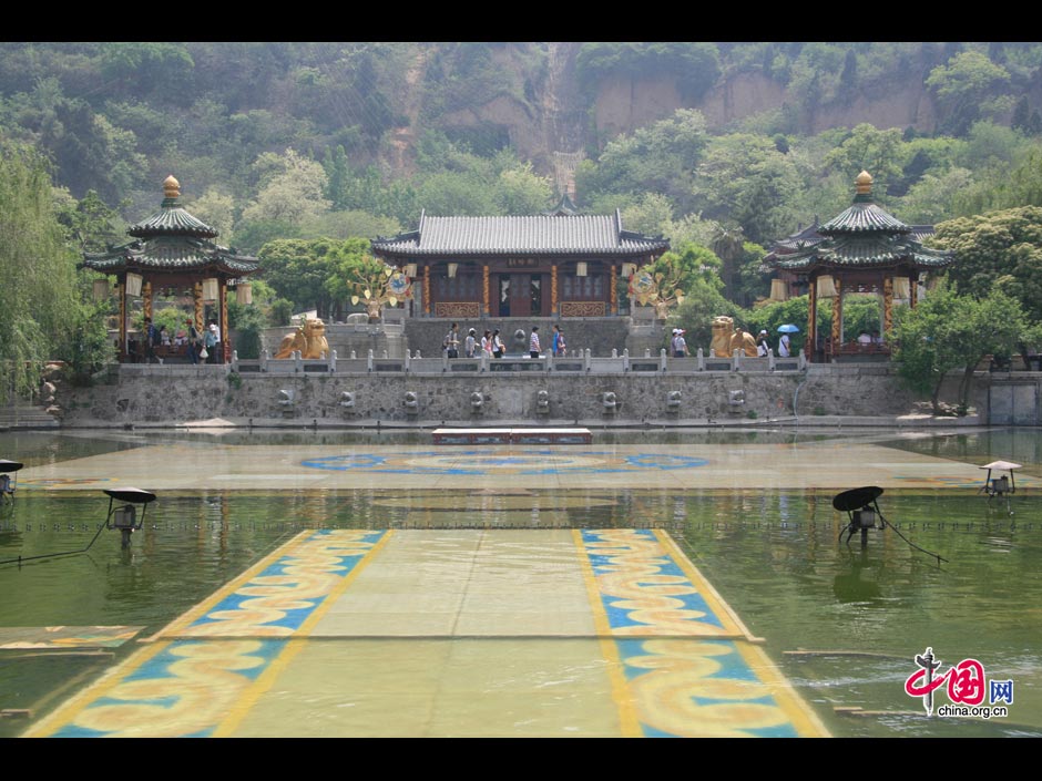 Located at the northern foot of Lishan Mountain, 30 kilometers from Xi'an, Huaqing Hot Spring is famous for its amazing spring scenery and the romantic love story of the owner and his favorite concubine. The garden was built by Emperor Xuanzong (685-762) during the Tang Dynasty (618-907) near hot springs at the foot of the mountain so he could frolic with his favorite concubine, Yang Guifei. During his reign, the emperor spent a large sum of his funds to build a luxurious palace, reflecting the prosperity of the Tang Dynasty. (China.org.cn)