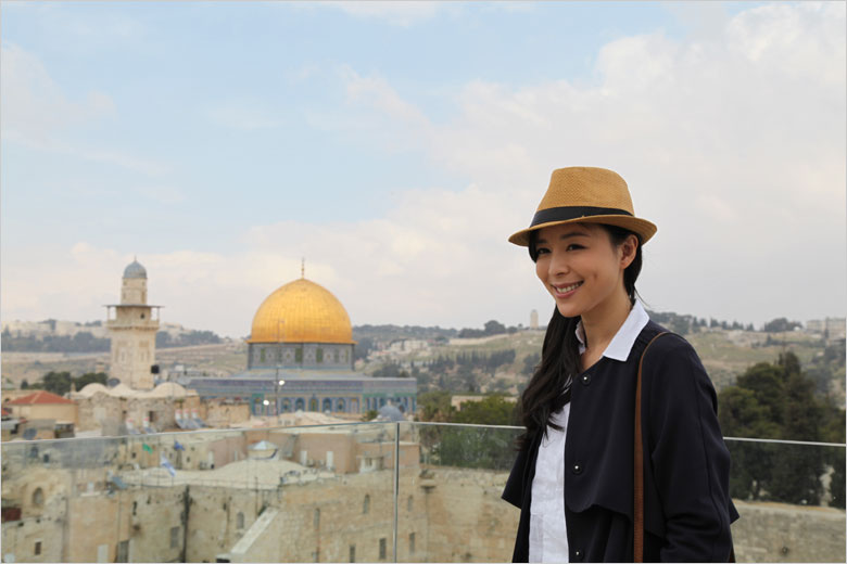 Actress Zhang Jingchu poses for photos during a break from filming the movie "The Old Cinderella" on the roof of Aish Hatorah near the Western Wall in the Old City of Jerusalem on Thursday, April 18, 2013. [Photo: CRIENGLISH.com / Zhang Jin]  