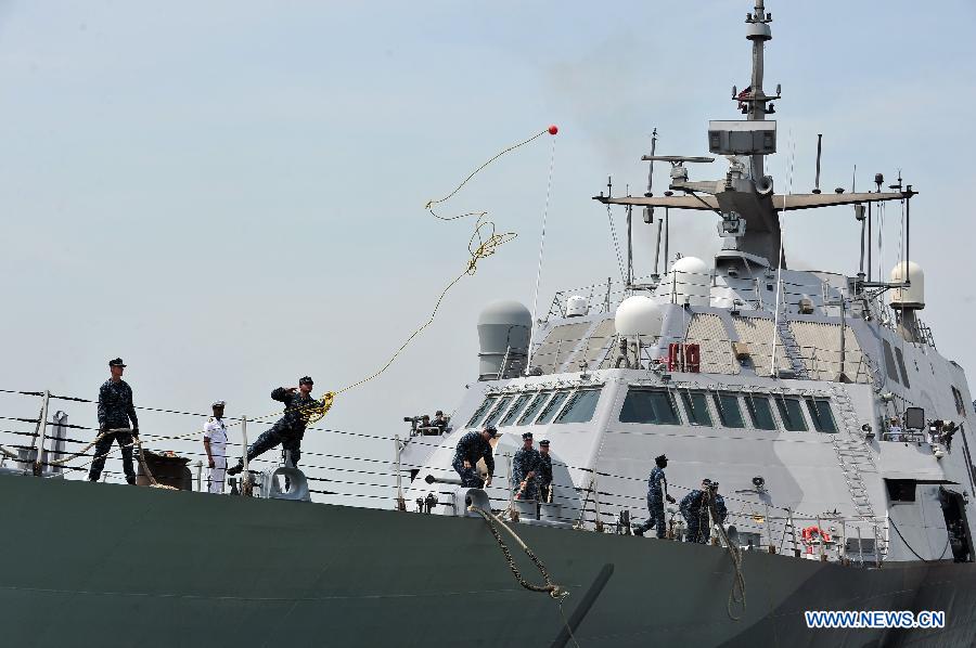 Sailors on the American Littoral Combat Ship (LCS) USS Freedom (LCS 1) throw berthing lines upon arriving in Singapore's Changi Naval Base, on April 18, 2013. The USS Freedom began on Thursday its four-month deployment in Singapore. (Xinhua/Then Chih Wey) 