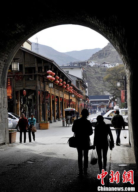 Photo taken on April 18 shows the scenery of Songpan County in Aba Tibetan and Qiang Autonomous Prefecture, Southwest China's Sichuan Province. Songpan, firstly built during Tang Dynasty and then rebuilt during Ming Dynasty, was an important military post in ancient China. (CNS/An Yuan)