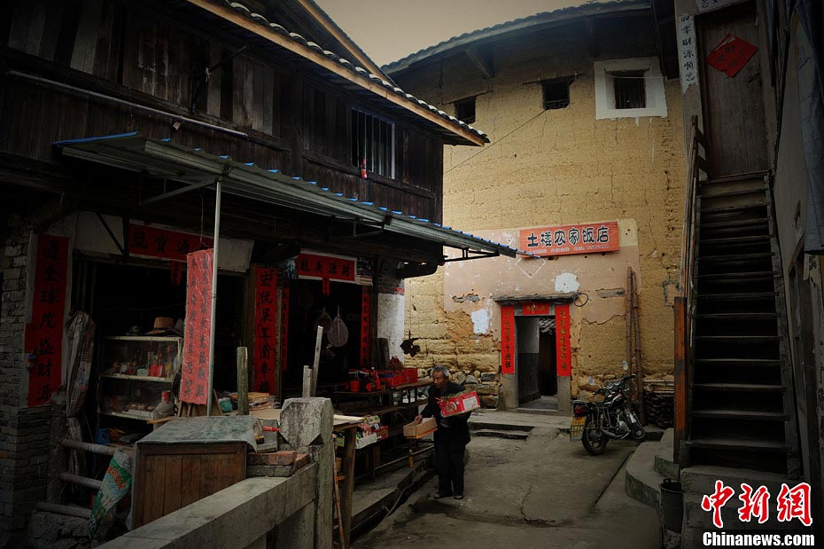 Photo shows the interior of a "tulou," or earthen building, in Longyan, Fujian Province. (CNS/Wang Dongming)