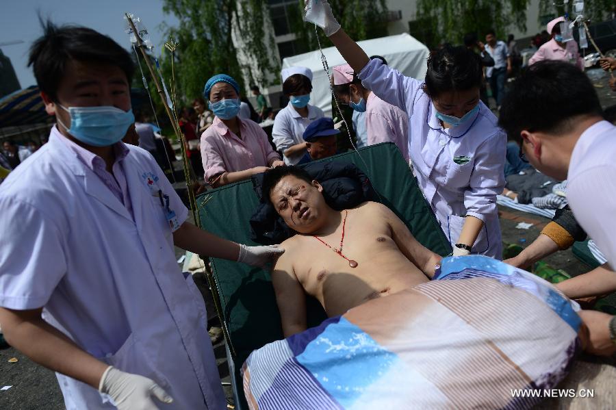 An injured man receives medical treatment at the Renmin Hospital of Lushan County in Ya'an City, southwest China's Sichuan Province, April 20, 2013. A 7.0-magnitude earthquake hit Sichuan Province's Lushan County of Ya'an City Saturday morning. Nearly 30 people were killed and at least 400 injured in the earthquake, said Xu Mengjia, secretary of the Ya'an Municipal Committee of the Communist Party of China. Rescue teams have been dispatched to the quake-affected areas. (Xinhua/Jiang Hongjing) 