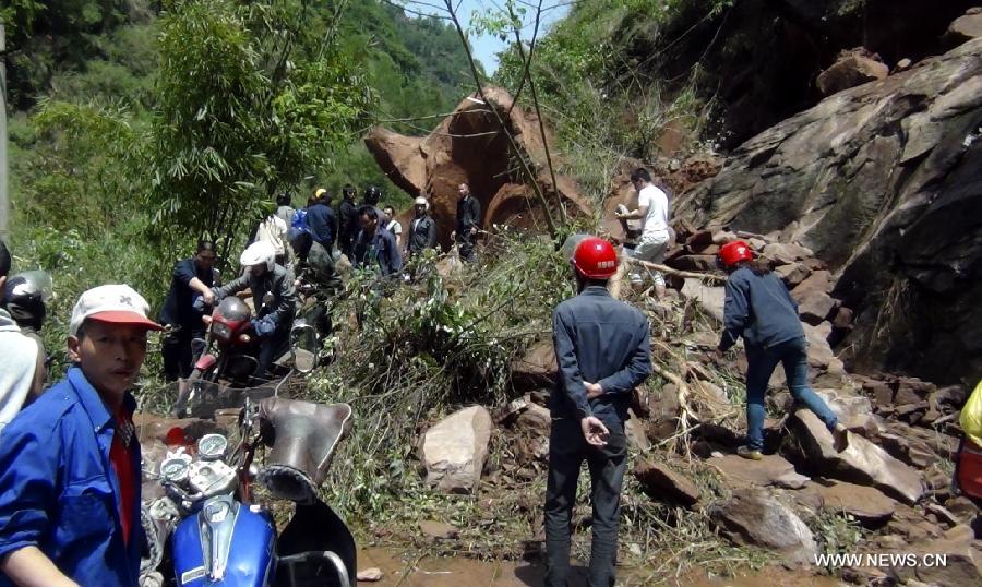 A huge rock fallen because of a quake blocks a road in Longmen Township, Lushan County, Ya'an City of southwest China's Sichuan Province, April 20, 2013. At least 113 people have been killed in the 7.0-magnitude earthquake in Sichuan as of 4:40 p.m. on Saturday, according to the provincial seismological bureau. (Xinhua) 