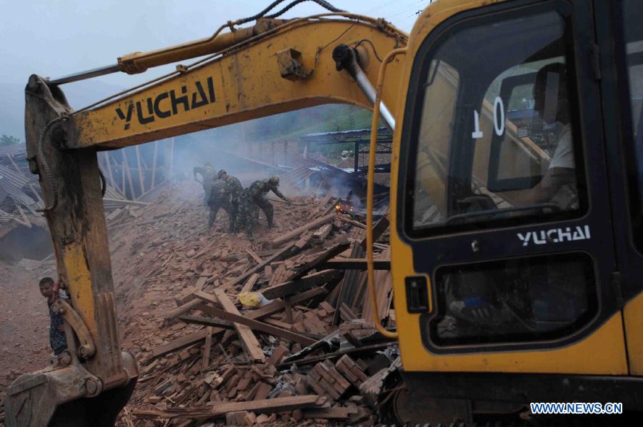 Rescuers conduct rescue work in quake-hit Qingren Township, Lushan County, Ya'an City, southwest China's Sichuan Province, April 20, 2013. (Xinhua/Yu Ping)