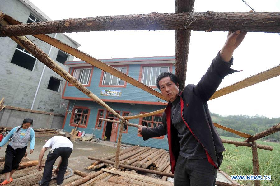 Local residents set up makeshift houses in quake-hit Qingren Township, Lushan County, Ya'an City, southwest China's Sichuan Province, April 20, 2013.  (Xinhua/Yu Ping)