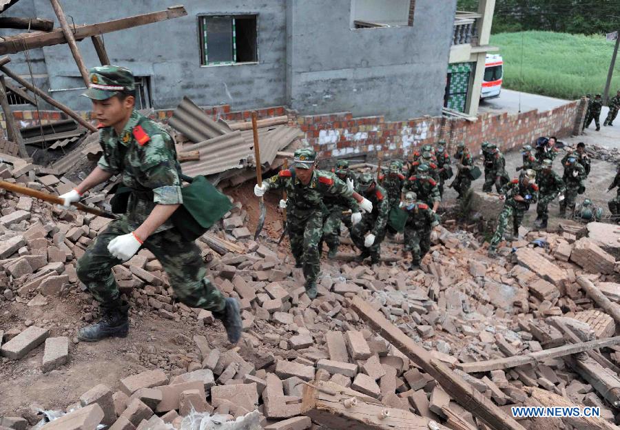 Rescuers conduct rescue work in quake-hit Qingren Township, Lushan County, Ya'an City, southwest China's Sichuan Province, April 20, 2013. (Xinhua/Yu Ping)