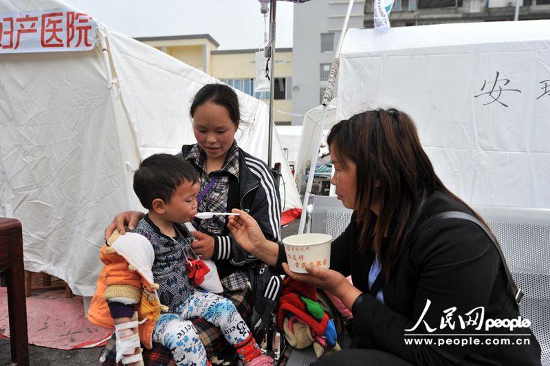 Wounded people get treatment in the People's Hospital in Lushan, Sichuan province, April 21, 2013. More than 3,000 people had been sent here to get treatment as of 11:30 a.m. of April 21, 2013. (Weng Qiyu/People’s Daily Online)